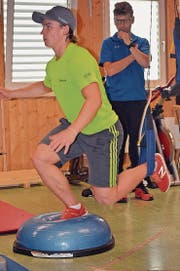 Marco Fischbacher wird bei den Stabilisationsübungen von seinem Physiotherapeuten beobachtet. (Bild: Urs Huwyler)