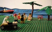 Hier nimmt das Unheil seinen Lauf: Der junge Thurgauer (rote Dächlikappe) und sein Kumpel mit dem Zürcher Dialekt gehen am Zürichsee-Ufer auf Brautschau. (Bild: PD/Bemoved)