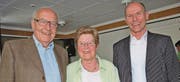 Hans-Rudolf Früh (links) und seiner Frau Edith dankte Geschäftsleiter Werner Brunner ganz herzlich für ihren Einsatz für die Stiftung Waldheim. (Bild: pd)