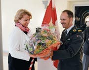 Cornelia Komposch nimmt nicht nur die Standarte des Infanteriebataillons 73 zurück, sie bekommt auch Blumen geschenkt. (Bild: PD)