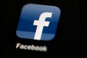 Der Gebüsste hat auf Facebook vor einer Polizeikontrolle gewarnt. (Symbolbild) (Bild: Matt Rourke (AP))