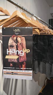 Das Duo Les Diptik hängt in seinen Mänteln und wartet auf seine Wiedergeburt. So auch am 19. November in Wil. (Bild: Philipp Haag)