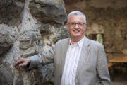 Vereinspräsident Bernhard Koch freut sich über die Auszeichnung für die «Freunde des Wasserschlosses Hagenwil» als Oberthurgauer des Jahres. (Bild: Thi My Lien Nguyen)