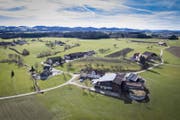 Zwei verschiedene Trinkwasserquellen: Im Weiler Rüeggetschwil wird um Quellrechte gestritten. (Bild: Benjamin Manser und Michel Canonica)
