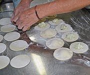 ... und ergänzen die Ravioli.