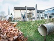Das Bauvisier für die geplante Mobilfunkantenne auf dem Dach des Wohnhauses neben dem Kindergarten Zelgi fiel wohl dem Wetter zum Opfer. (Bild: Andrea Stalder)