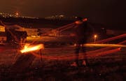 Funkenstiebend löst sich die glühende Holzscheibe vom Haselstecken und fliegt ins Tal. (Bild: Corinne Hanselmann)