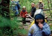 Im Wald lernen Kinder auf spielerische Art und Weise den Umgang mit der Natur. (Bild: Ted S. Warren/AP)