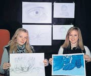 Stellen ihre Zeichnungen aus: Cécile Scholz und Angelina Gruber. (Bild: Andreas Taverner)