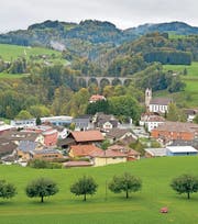 In Lütisburg wird die Kirche bei den Gesamterneuerungswahlen wohl im Dorf bleiben. (Archivbild: Urs Bucher)