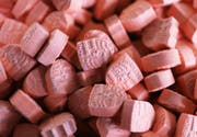 C wie Chemie: Nicht alle Raver vertrauen allein auf die euphorisierende Wirkung der Musik. Eine Vergiftung aufgrund des Konsums verschiedener Substanzen wie Alkohol, Ecstasy, Kokain oder Speed nennt man Mischintoxikation. Für viele ist der exzessive Konsum verschiedener Drogen auch der Grund, die Street Parade zu besuchen (siehe Raver), für andere eher ein Grund, eine ungewollte Extraschicht einzulegen (siehe Hilfe). (Bild: Keystone)