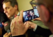 Der Kronfavorit im Fokus der Medien: Ignazio Cassis nach dem Hearing bei der SP. (Bild: Yoshiko Kusano/EQ (Bern, 19. September 2017))
