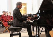 Benjamin Engeli am Flügel, im Hintergrund Musikerinnen und Musiker der Brass-Band Musikgesellschaft Hörhausen. (Bild: Judith Meyer)