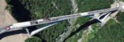 Die Bevölkerung des Taminatals feierte «ihre» Brücke mit einem dreitägigen Fest. (Bild: Andi Hörner)