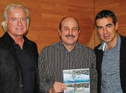 Vertreter des Siegerteams: Andreas Hermann und Reto Mästinger mit dem Gemeindepräsidenten Martin Stuber (Mitte). (Bild: Kurt Peter)