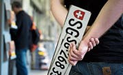 Zahlreiche Autonummern wurden gestohlen. Das Motiv ist unklar – pro Fahrzeug wurde meist nur ein Schild entwendet. (Bild: Michel Canonica)