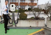 Mark Schläpfer liess bei seinem Hotel in Rorschacherberg eine E-Tankstelle einrichten. (Bild: Ramona Riedener)