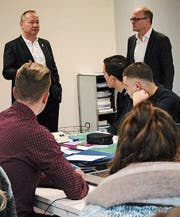 Jürg Stahl und Reto Ammann diskutieren mit den Schülern. (Bild: PD)
