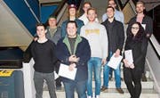 Ab der Note 5.0 gab es eine Urkunde für 33 Lernende, einige von ihnen liessen sich dafür gerne fotografieren. (Bild: Heidi Beyeler)
