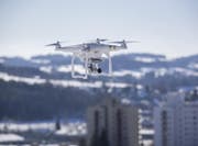 Über Gossau sind Drohnen nicht erlaubt. Sie könnten die Rega-Helikopter behindern. (Bild: Hanspeter Schiess)