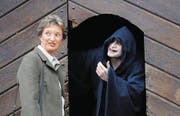 Soll ich wirklich eintreten? Mit einem atmosphärischen Einstieg in die Nacht des Gruseldinners holt die Schauspieltruppe ihre Gäste am Schlosstor ab. (Bilder: Rita Kohn)