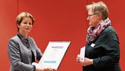 Ständerätin Brigitte Häberli überreicht Margrit Keller die Urkunde für die Ehrenmitgliedschaft. (Bild: Werner Lenzin)