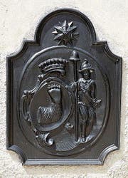 Das Plantawappen mit Bärentatze aus Susch (GR). (Bild: Markus Schär)