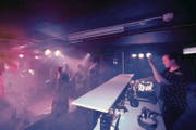 Das «Stage 8580» und der Auftritt von DJ Tatana hätten mehr Besucher verdient. Die Stimmung ist dennoch ausserordentlich. (Bild: Manuel Nagel)