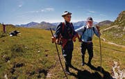 Die Zöllner Walther Hermann (69) und Helmut Dobler (72) auf dem Schlappinerjoch. (Bild: Christoph Zweili)