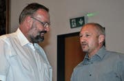 Patrick Mader (rechts) begrüsst den neuen Religionspädagogen Urs Vescoli, der am 1. August seine Arbeit aufnimmt. (Bild: Zita Meienhofer)