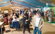 Gemeinschaftsstand des Wartauer Gewerbes mit dem «Wartauer Stübli» links. (Bild: Hansruedi Rohrer)