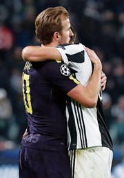 Harry Kane (links) und Giorgio Chiellini zollen sich auf und neben dem Platz Respekt. (Bild: AP)