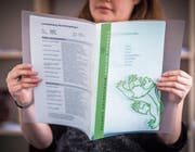 Sekundarschüler erhalten im Januar das erste Mal das angepasste Zeugnis, Primarschüler im Juli. (Bild: Reto Martin)