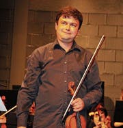 Dmitry Mishelovich nimmt nach der Interpretation von Beethovens Violinkonzert den Applaus entgegen. (Bild: Christof Lampart)