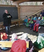 Rahel Ilg erzählt den vielen Kindern Märchen im Waldschulzimmer Weinfelden. (Bild: PD)