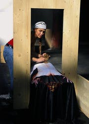 Micha Stuhlmann lässt in «Guillotine» Korn auf ihrem Rücken wachsen. (Bild: Dorothee Kaufmann)