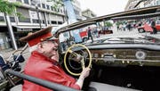 Gut gelaunt fährt der Chauffeur über den Boulevard. (Bild: Donato Caspari (26. Juni 2016))