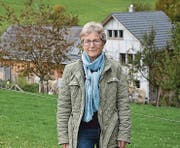 Hanny Niederer im Schöchli nahe Gähwil. Im Hintergrund das Haus, nach einem Brand neu aufgebaut, in dem Greta Gantenbein lebte.