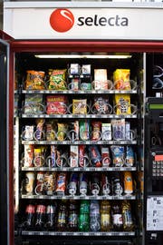 SUESSIGKEITEN, SUESSIGKEIT, SELECTA, SELECTA AUTOMAT, SNACKAUTOMAT, SNACKS, VERPFLEGUNG, AUTOMATEN, SNACKAUTOMATEN, ZWISCHENVERPFLEGUNG, IMBISS, SELECTA-AUTOMAT, SELECTA-AUTOMATEN, SELECTA AUTOMATEN, (Bild: GAETAN BALLY (KEYSTONE))