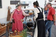Brauerin Barbara Gaggia erklärt den Festbesuchern die Essenz des Bieres. (Bild: Barbara Hettich)