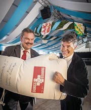 Swiss-Boxing-Präsident Andreas Anderegg und André Büchi, Präsident vom Boxclub Frauenfeld, zeigen sich schon vor der «Box-Night» die Faust. (Bild: Reto Martin)