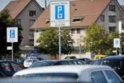 Die Parkplätze Talackerstrasse und Festhalle Rüegerholz sind nicht mehr gratis. (Bild: Reto Martin/Symbol)