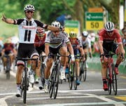 Michael Matthews (links) erreicht das Ziel in Bern vor Peter Sagan (Mitte) und John Degenkolb. (Bild: Gian Ehrenzeller/KEY)