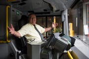 Buschauffeur Peter Bernegger ist zufrieden mit seinem neuen Arbeitsgerät. (Bild: GIAN EHRENZELLER (KEYSTONE))