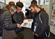 Junge Asylsuchende informieren sich über ihre beruflichen Möglichkeiten. (Bild: Gianni Amstutz)