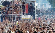 Das Wummern aus den Boxen ist auch eine akustische Manifestation gegen die Bravheit des Alltags. (Bild: WALTER BIERI (KEYSTONE) 10. August 2013)