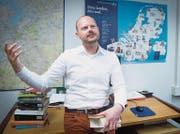 Niederlandist Chris De Wulf in seinem Zürcher Uni-Büro. (Bild: Ralph Ribi (Zürich, 29. September 2016))