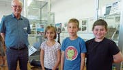Museumsmacher Eugen Fahrni mit dem Nachwuchs Aline Popp, Janis Brauchli und Ramon Pelladoni. (Bild: Markus Schildknecht)