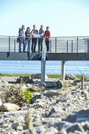 Die Stadträte Ernst Zülle und Dorena Raggenbass, Wasserbauingenieur Kaspar Fröhlich, der städtische Umweltbeauftragte Stefan Braun und Abteilungsleiter Ruedi Wolfender betrachten den neuen Lauf des Chogenbachs. (Bild: Donato Caspari)
