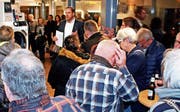 Gewerbepräsident Stefan Meier spricht im vollbesetzten Laden von Mayer Haustechnik. (Bild: Fritz Bichsel)